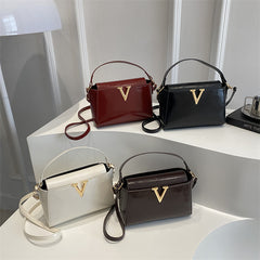 Outward appearance: Handheld single-shoulder crossbody handbag