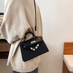 A versatile and classic single-shoulder crossbody bag