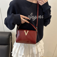 Outward appearance: Handheld single-shoulder crossbody handbag