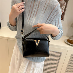 Outward appearance: Handheld single-shoulder crossbody handbag