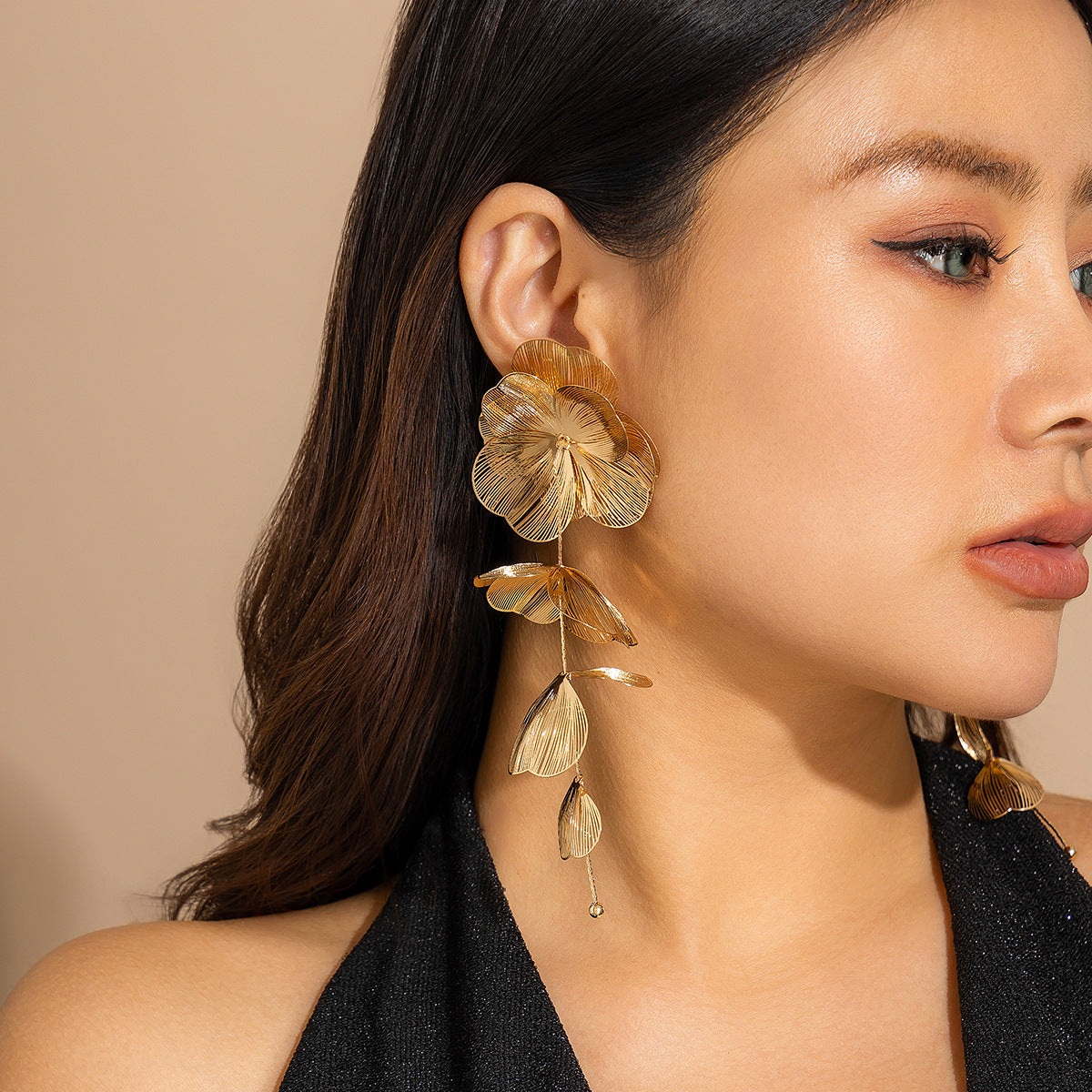 Europe and the United States cross-border jewelry niche ginkgo leaf tassel necklace sweet cool style design retro pull collar choker