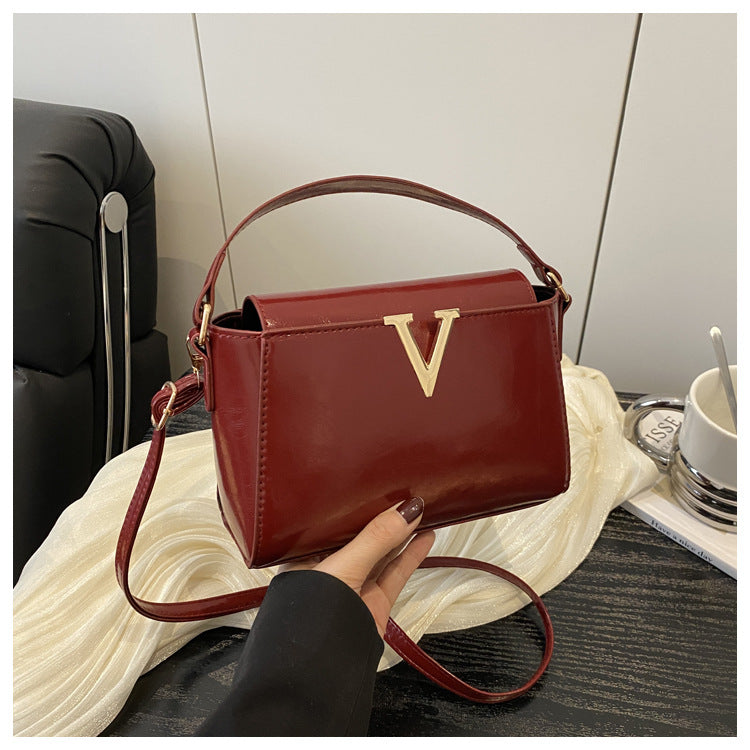 Outward appearance: Handheld single-shoulder crossbody handbag