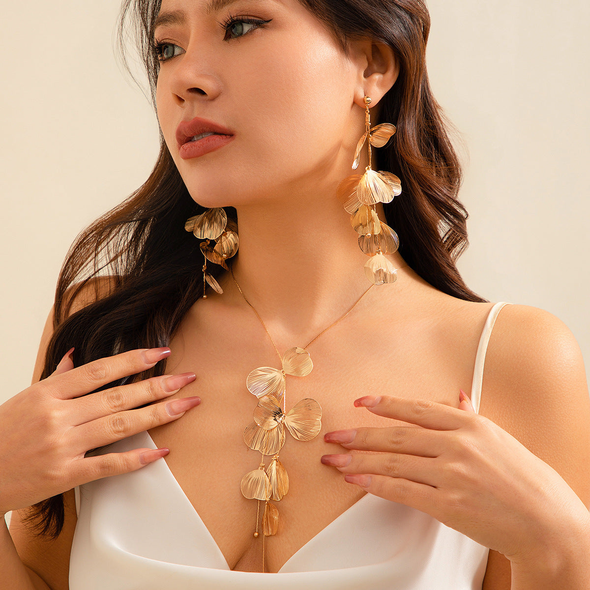 Europe and the United States cross-border jewelry niche ginkgo leaf tassel necklace sweet cool style design retro pull collar choker