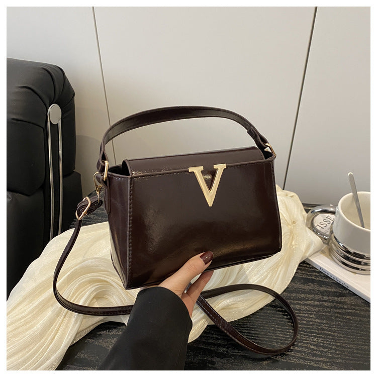 Outward appearance: Handheld single-shoulder crossbody handbag