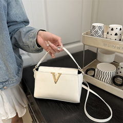 Outward appearance: Handheld single-shoulder crossbody handbag